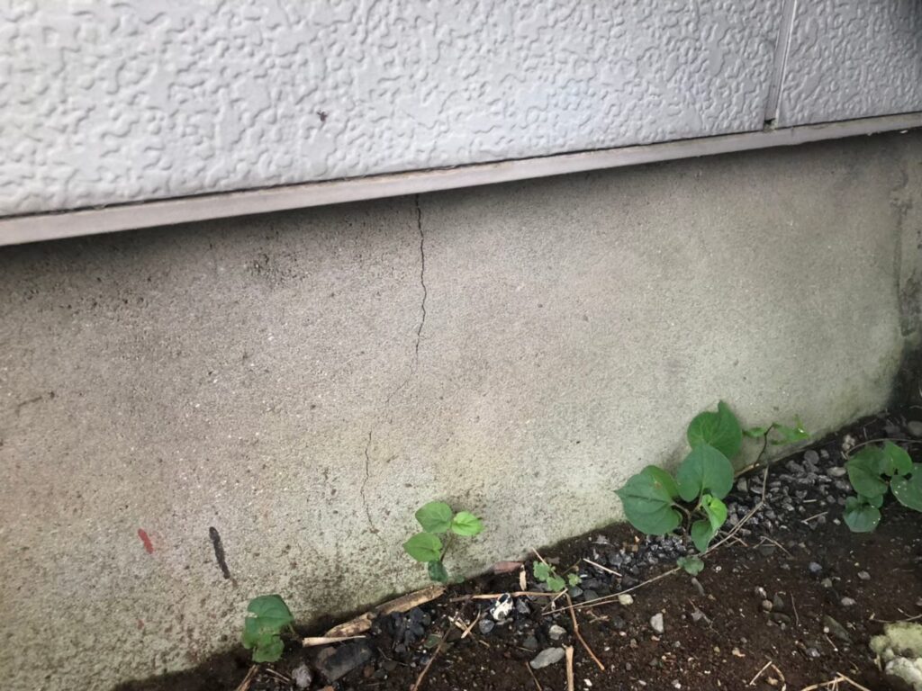地震の影響により基礎表面にひび割れが広がり、劣化が進行している状況