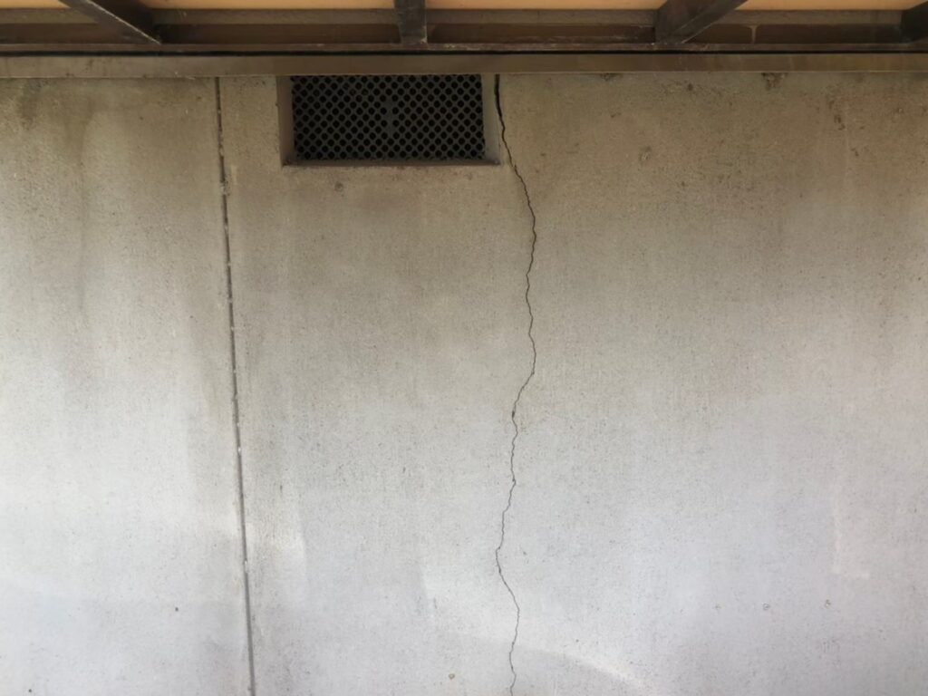 家の土台にひび割れがある、これって放置しても平気？