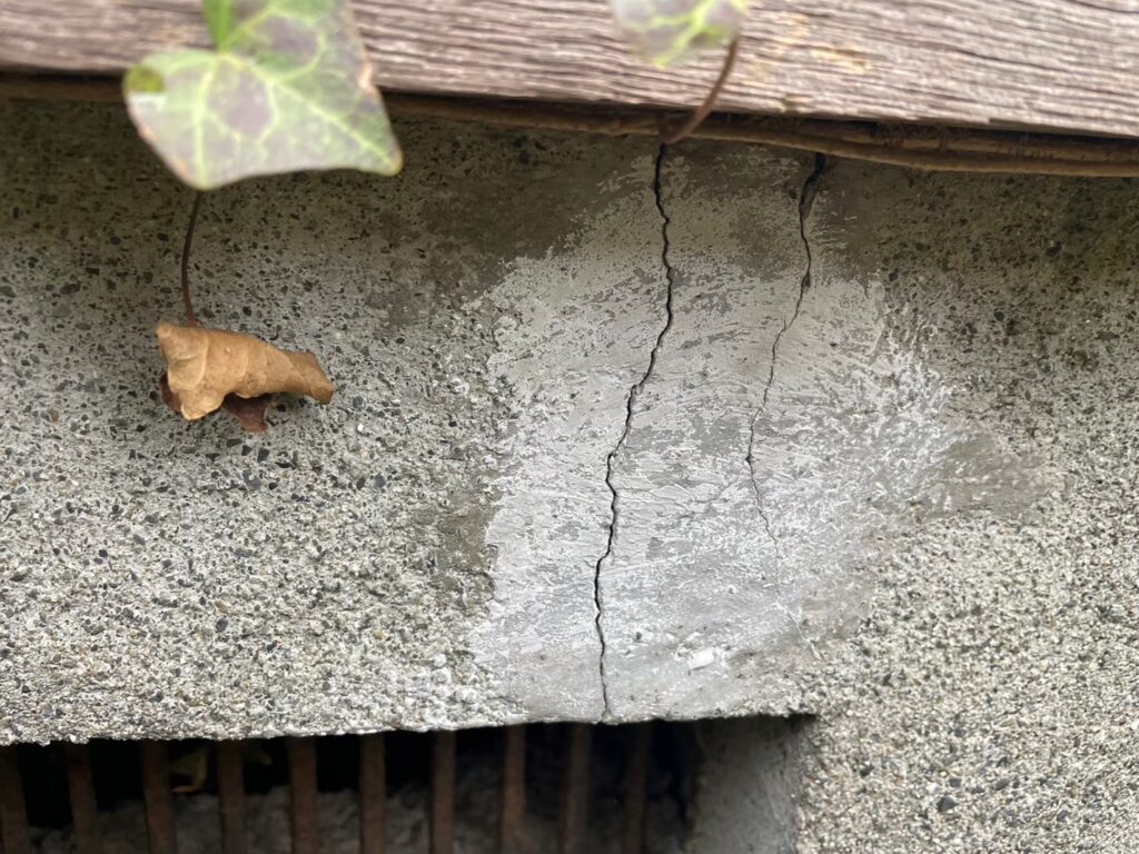地震の影響により基礎表面にひび割れが広がり、劣化が進行している状況