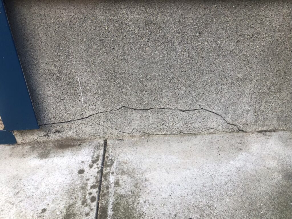 地震の影響により基礎表面にひび割れが広がり、劣化が進行している状況