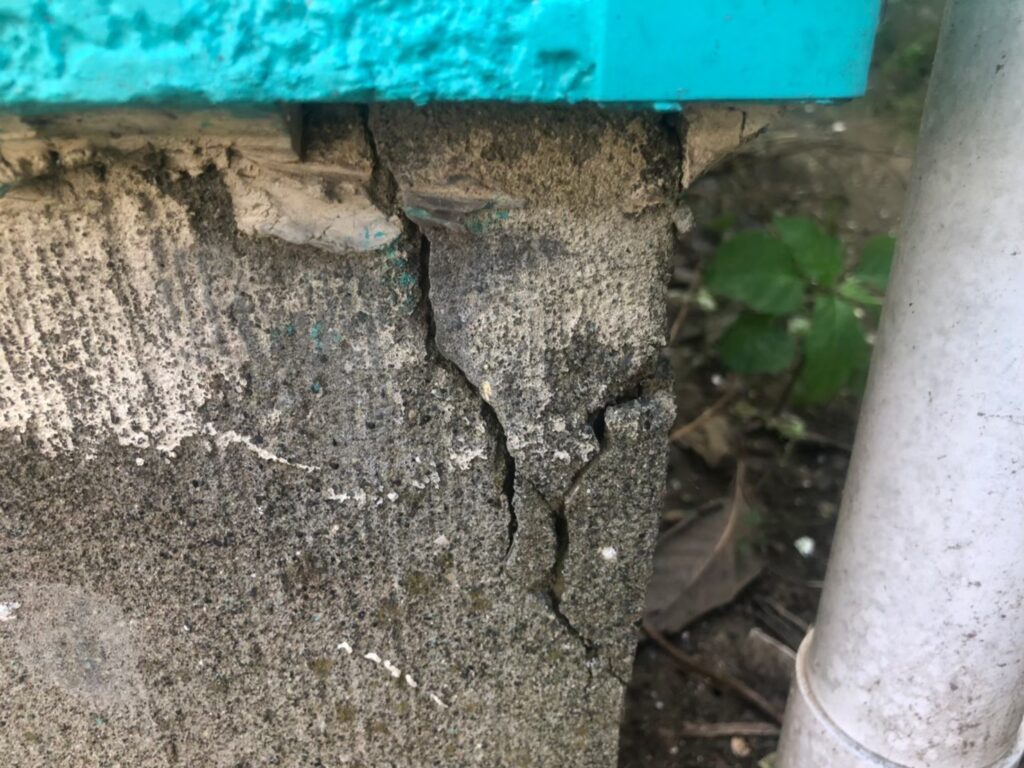 地震の影響により基礎表面にひび割れが広がり、劣化が進行している状況