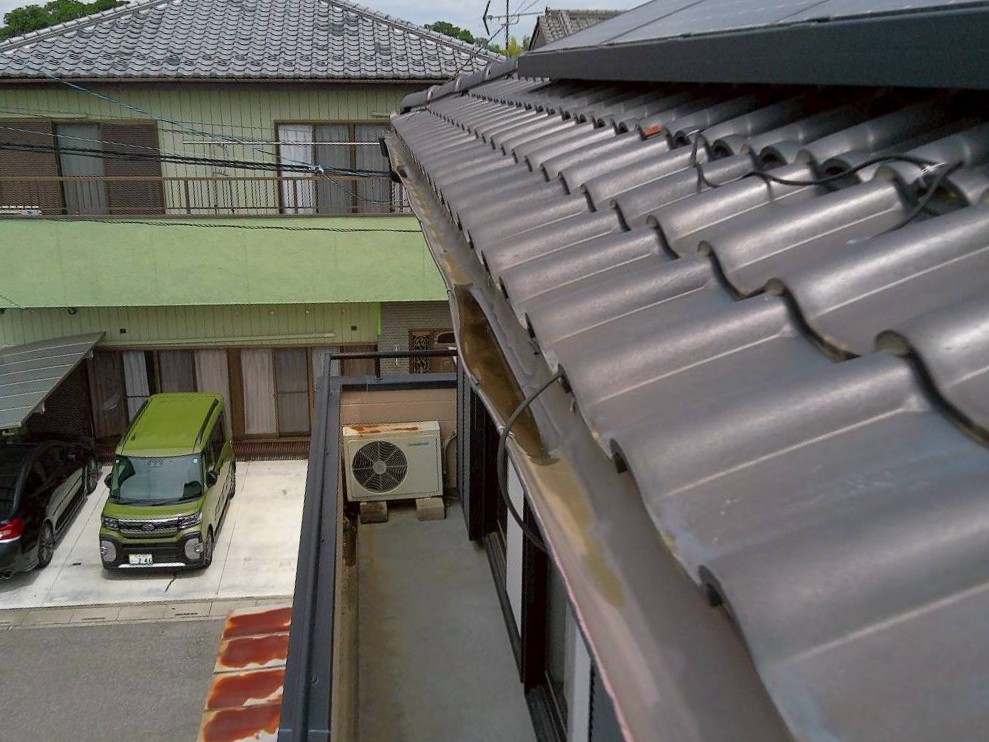 強風の影響により雨樋が大きく歪んでいる状態