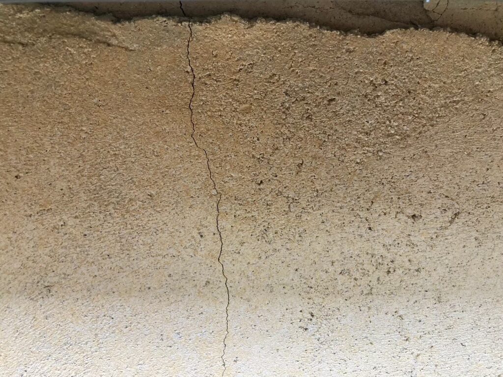 地震の影響により基礎表面にひび割れが広がり、劣化が進行している状況
