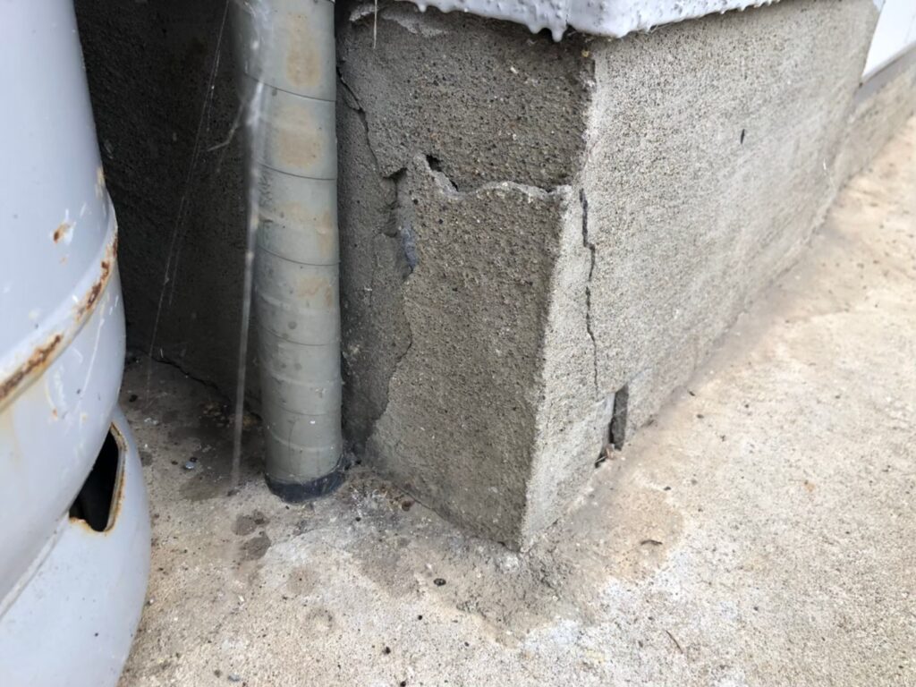 地震の影響により基礎表面にひび割れが広がり、劣化が進行している状況