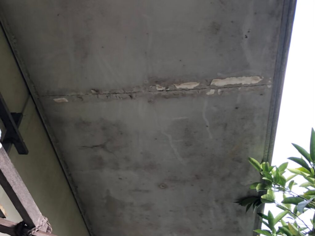 雨漏りによる水分で軒天に茶色い雨染みが生じている状態