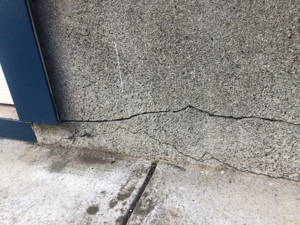 地震の影響により基礎表面にひび割れが広がり、劣化が進行している状況