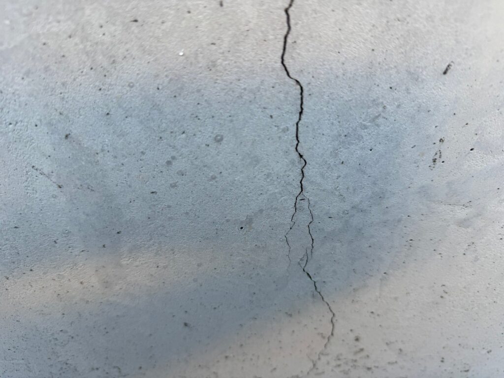 地震の影響により基礎表面にひび割れが広がり、劣化が進行している状況