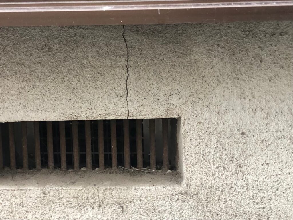 地震の影響により基礎表面にひび割れが広がり、劣化が進行している状況