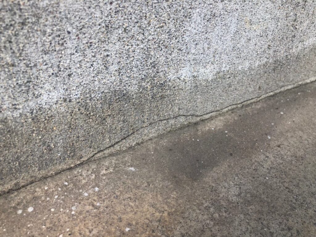 地震の影響により基礎表面にひび割れが広がり、劣化が進行している状況