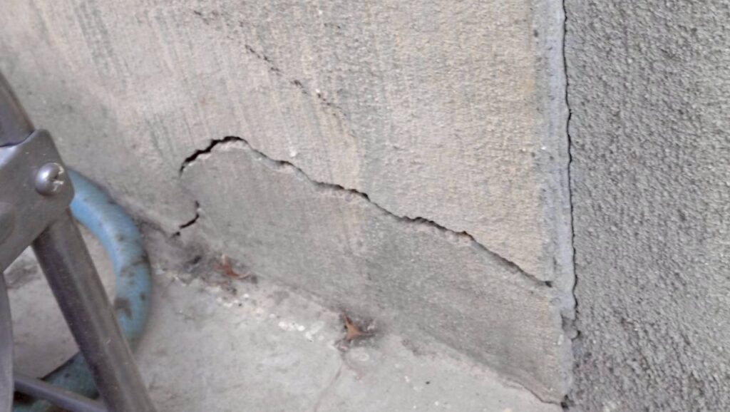 地震の影響により基礎表面にひび割れが広がり、劣化が進行している状況