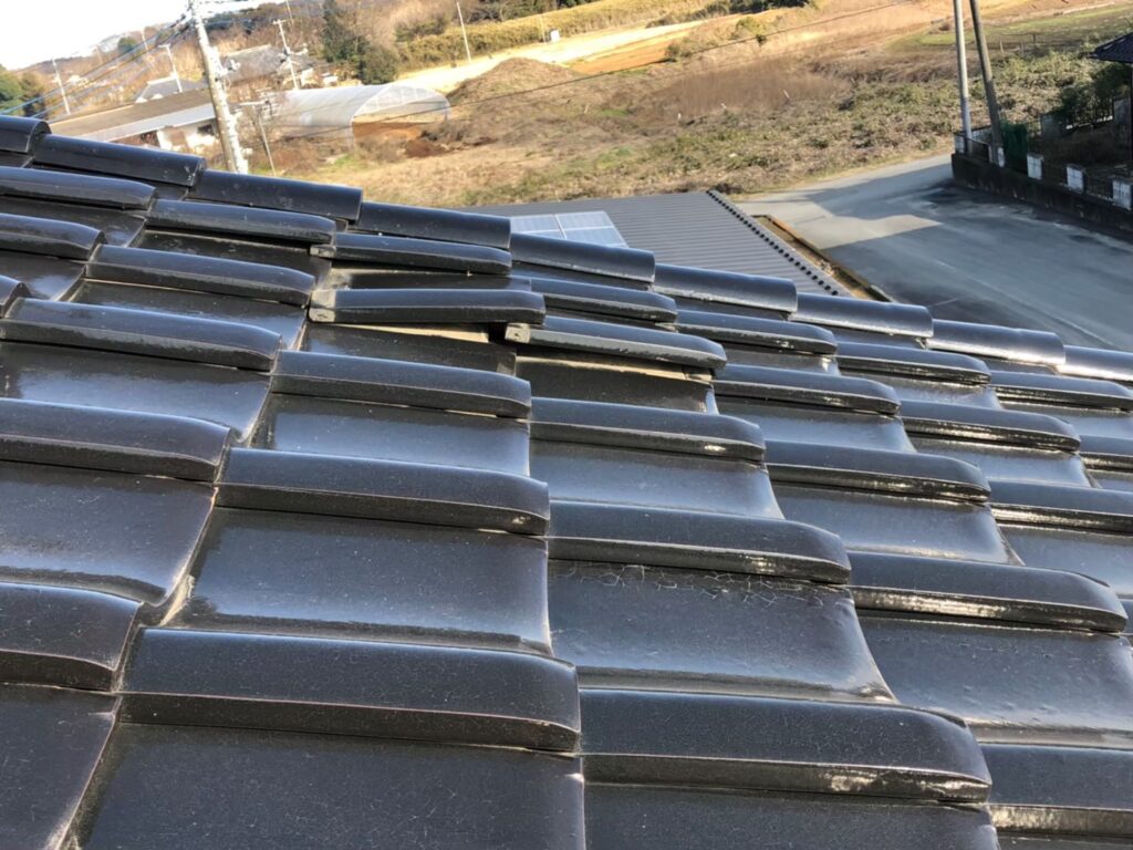強風の影響により屋根瓦が浮いている状態