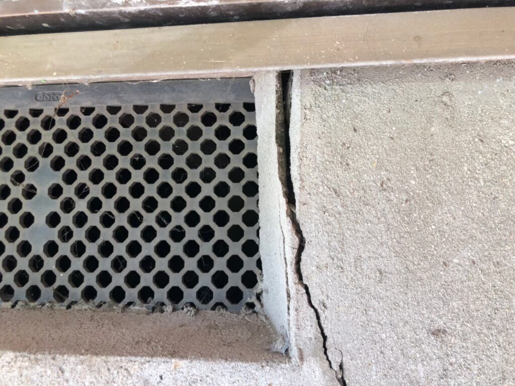 地震の影響により基礎表面にひび割れが広がり、劣化が進行している状況