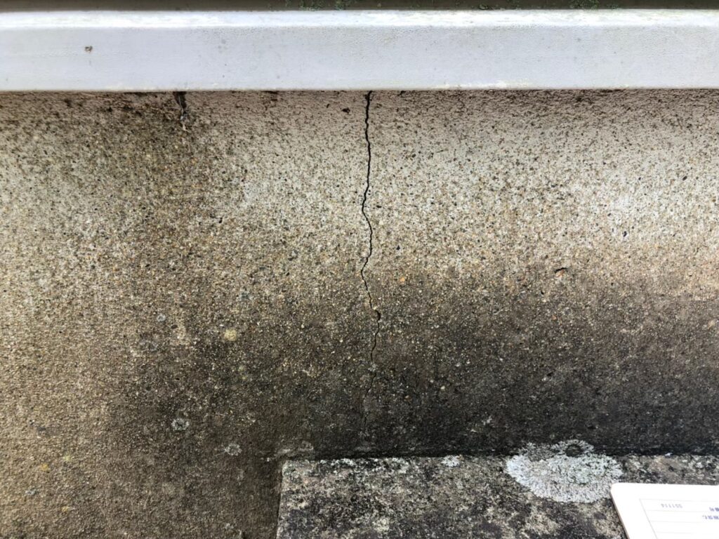 地震の影響により基礎表面にひび割れが広がり、劣化が進行している状況