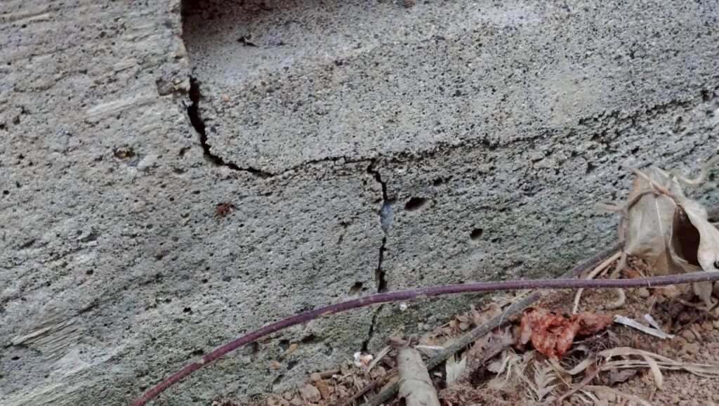 地震の影響により基礎表面にひび割れが広がり、劣化が進行している状況