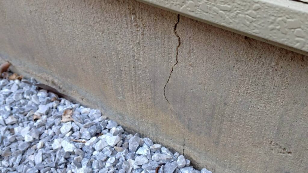 建物基礎に発生したクラックと修繕が必要な状態