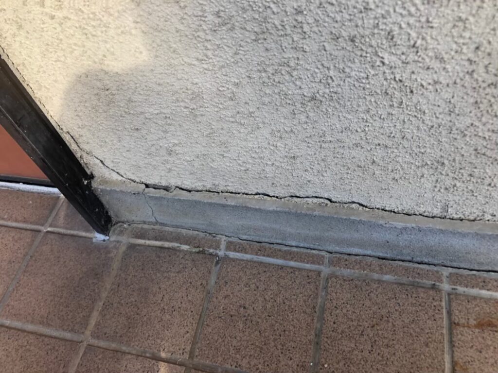 大きなひび割れが生じ雨水が侵入しやすい外壁の劣化状態