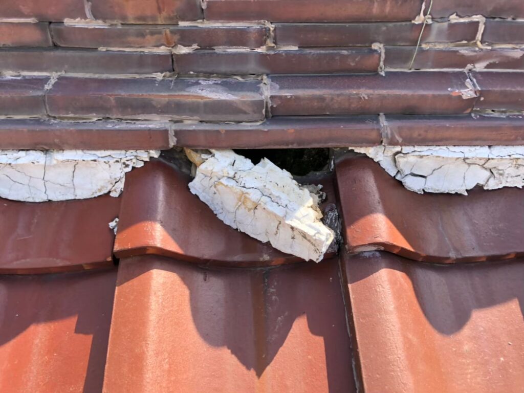 漆喰の崩れで隙間が生じた瓦屋根の補修が必要な状態
