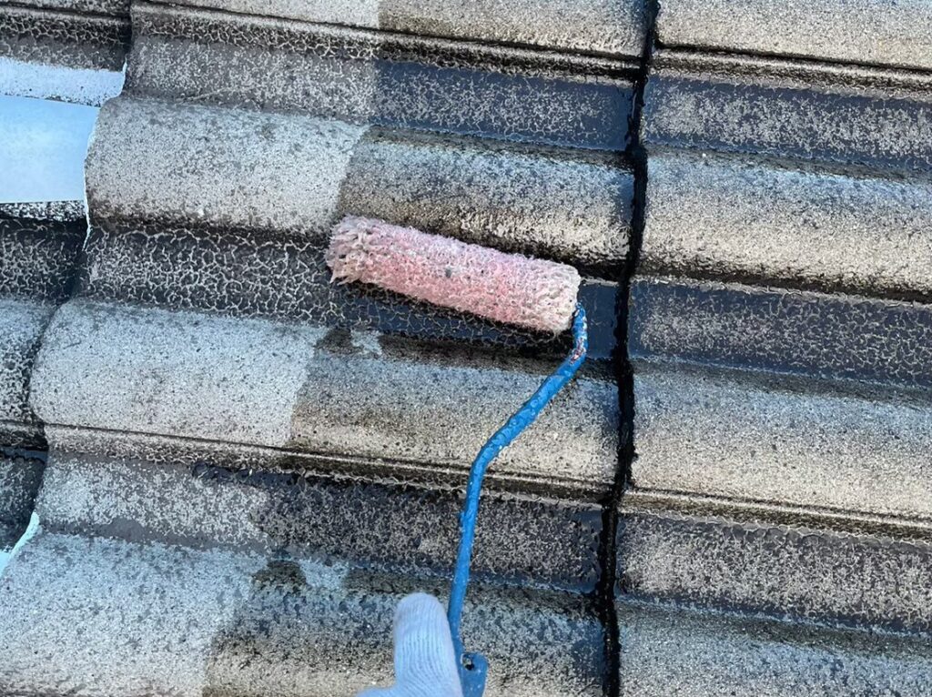 屋根塗装工事の現場で実際に撮影した屋根塗装下塗りの作業写真