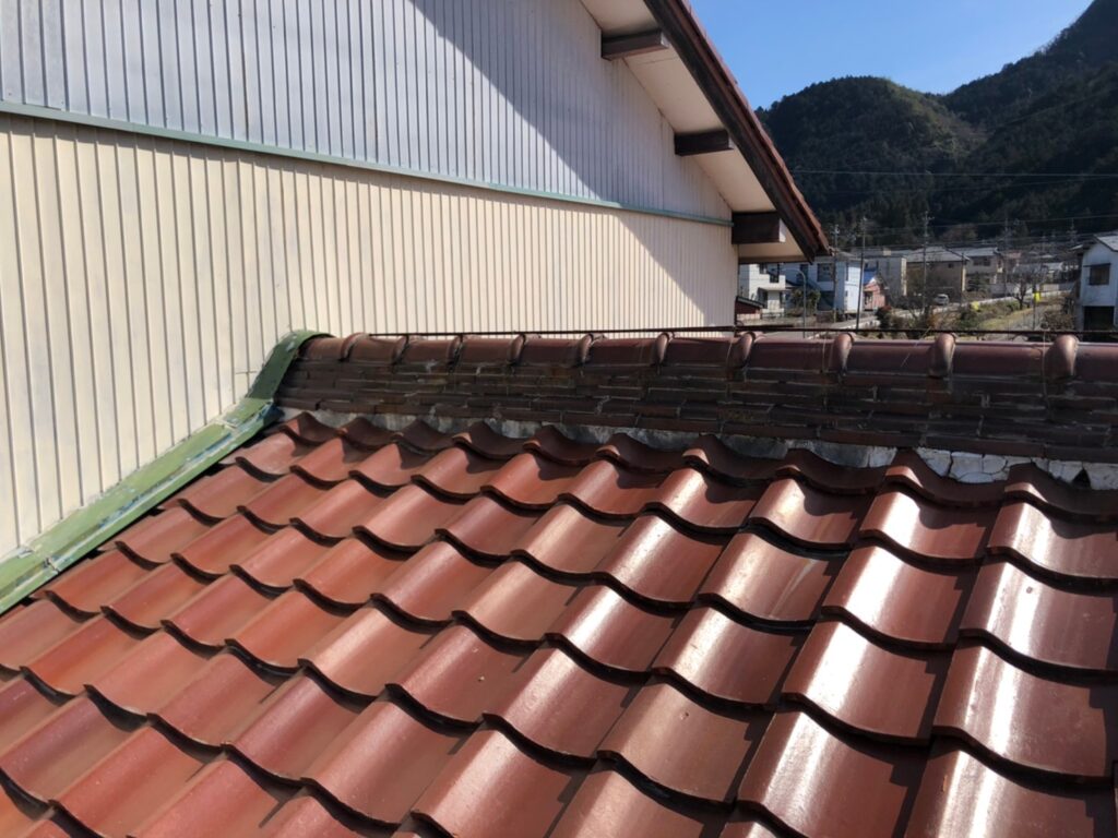 複数のひび割れが入った屋根漆喰と雨水侵入のリスク