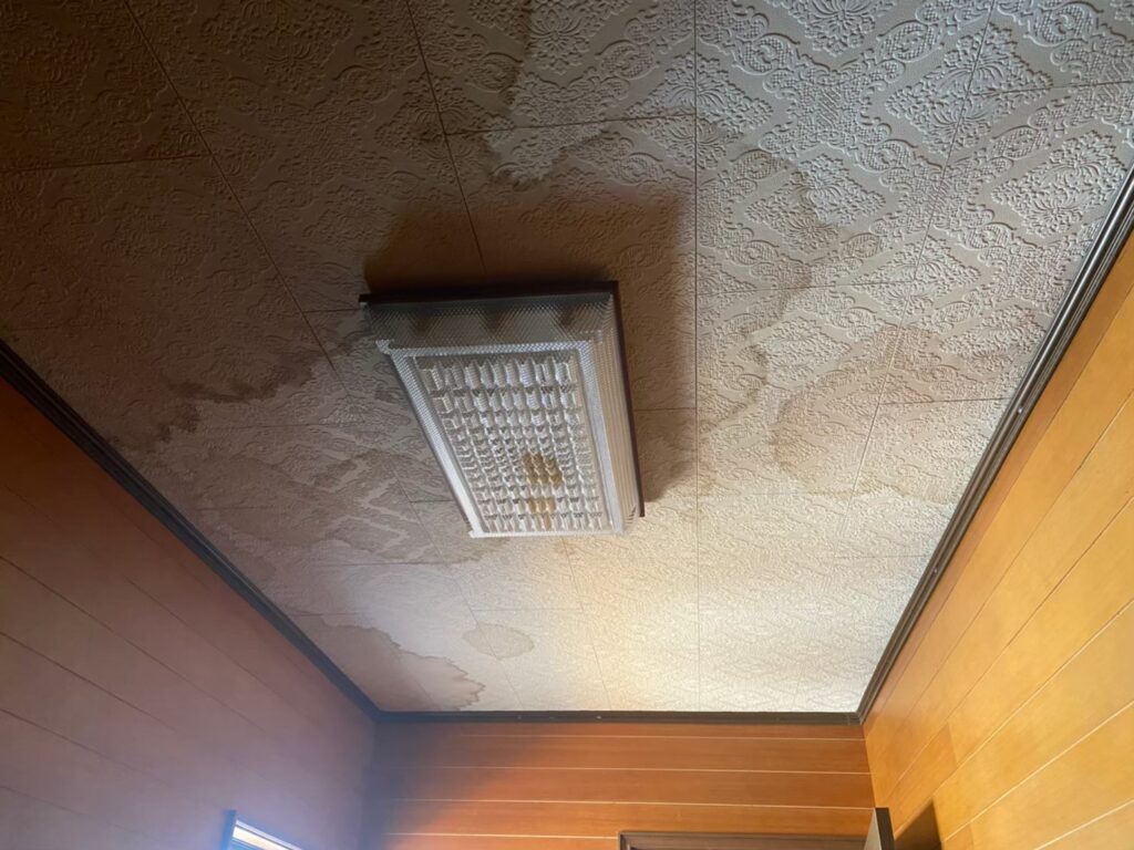 室内の天井に広がる雨漏りのシミと補修が必要な状態