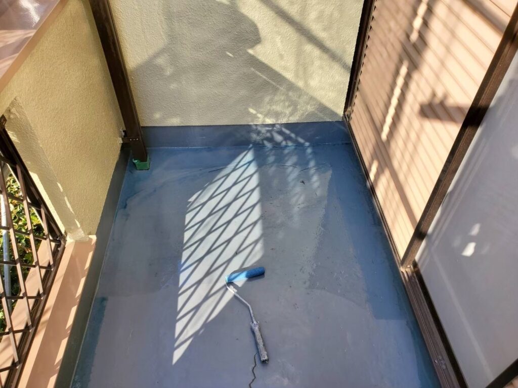 ベランダ防水工事の現場で実際に撮影したトップコート完了前の床面仕上げ写真