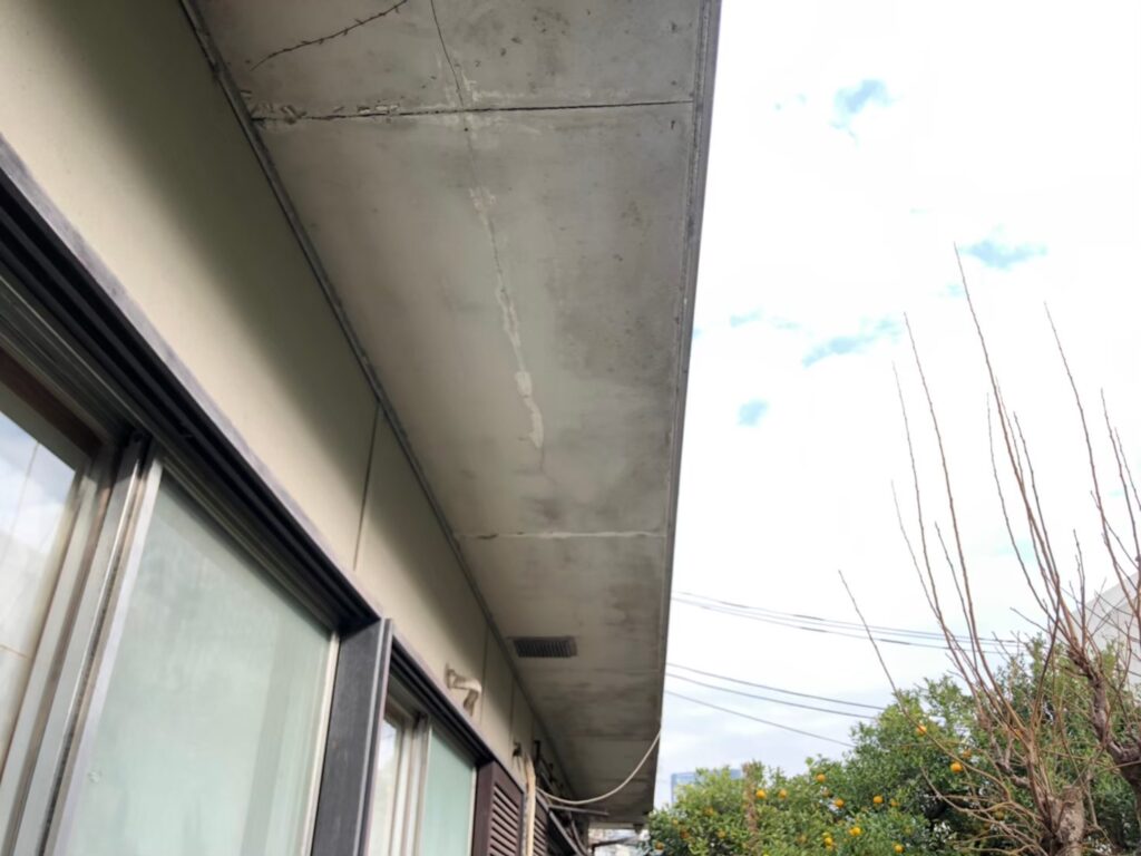 雨漏りの水分で茶色い雨染みが生じた軒天