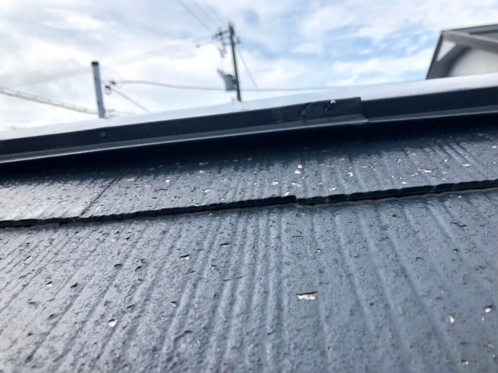 浮き上がりにより屋根材との間に隙間ができた棟板金