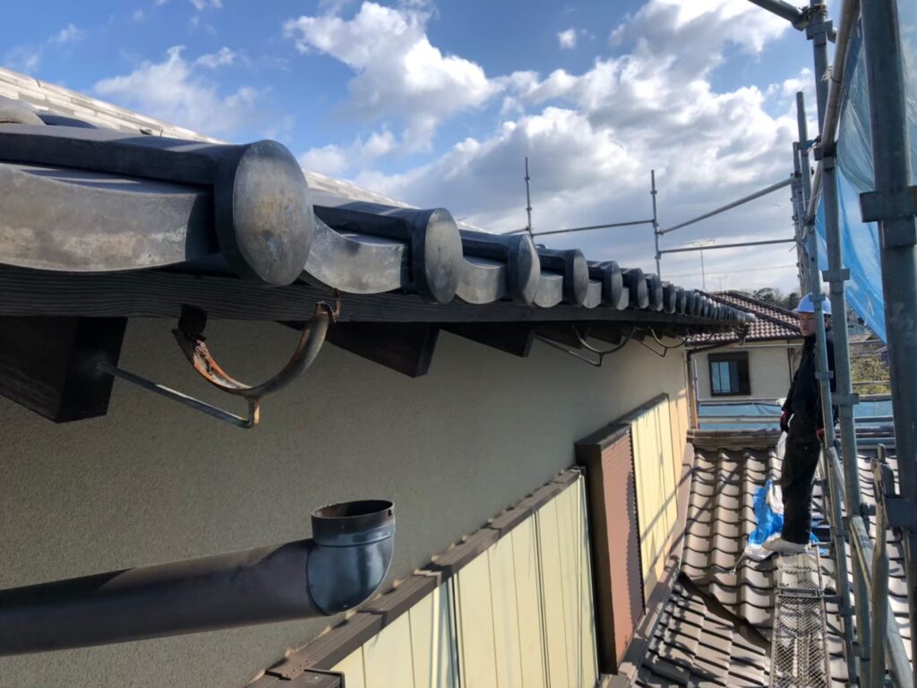 雨樋修繕工事の現場で実際に撮影した雨樋既存撤去中の作業写真