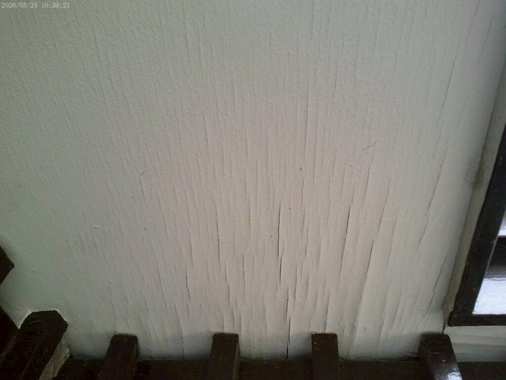 ひび割れが発生し劣化が進行した軒天