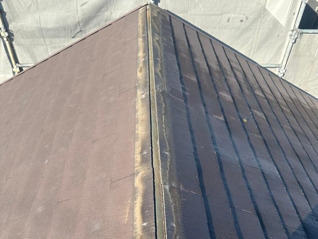 屋根のカバー工法工事の現場で実際に撮影した棟板金既存撤去の作業写真
