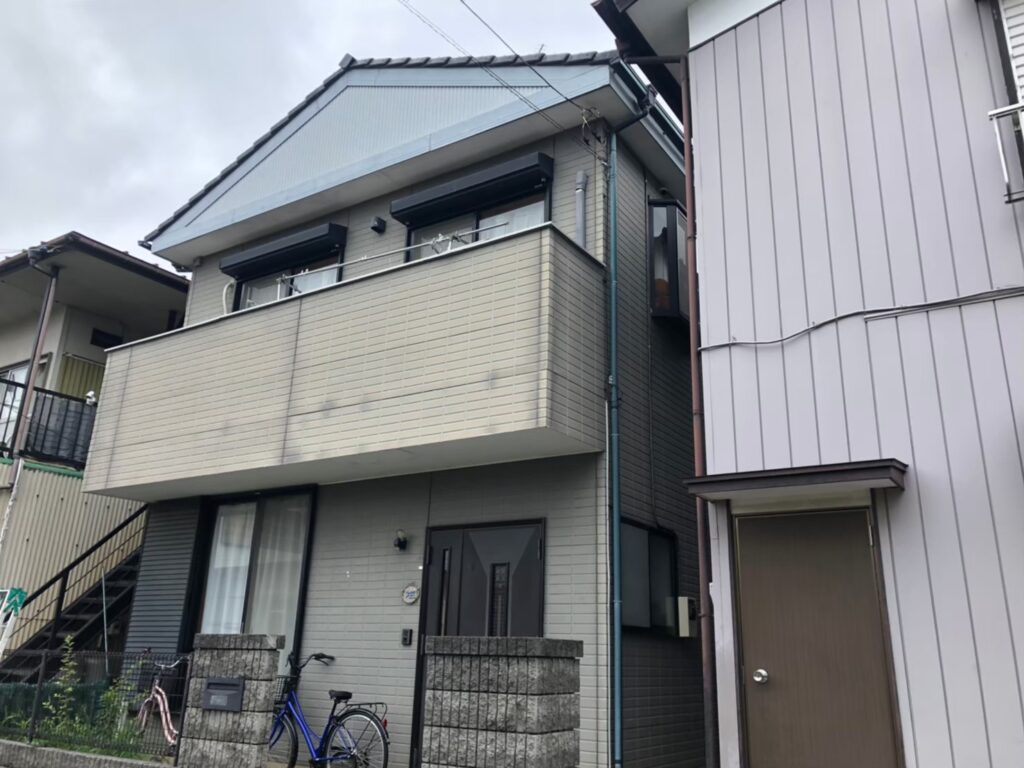 経年劣化で黒ずみ汚れが目立つ外壁