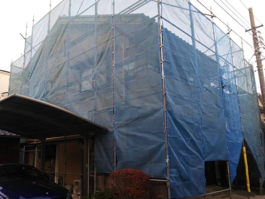 雨樋修繕工事の現場で実際に撮影した仮設足場設置の作業写真