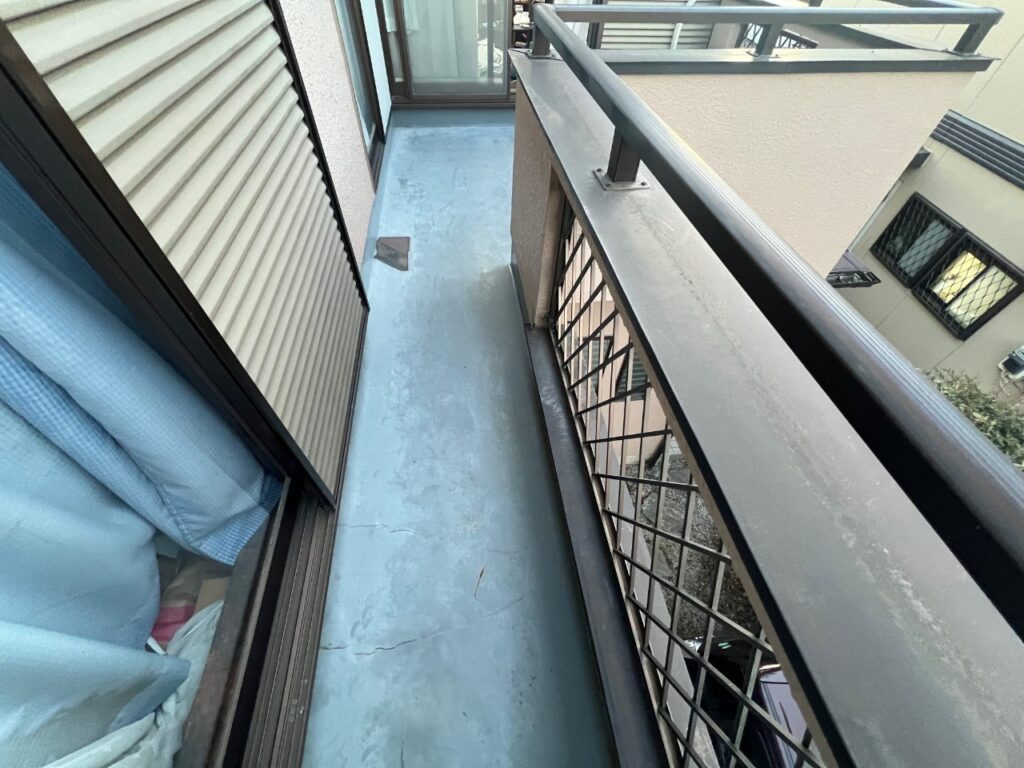 ベランダ防水工事の現場で実際に撮影した工事前のベランダ床面確認写真