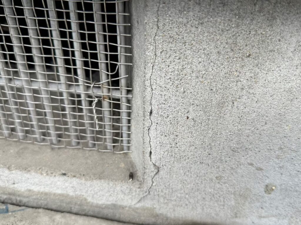 地震の影響でひび割れが広がった住宅基礎の劣化状態