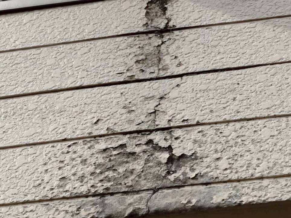 塗膜の剥離が広がった外壁の損傷。放置すると雨漏りに発展