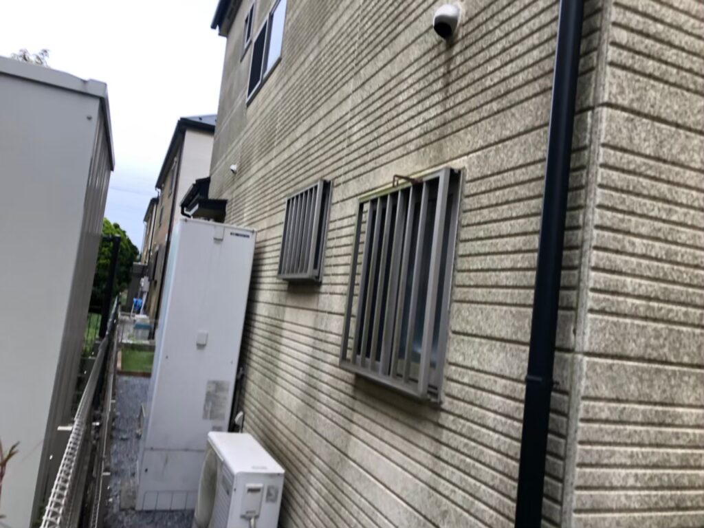 経年劣化で黒ずみ汚れが目立つ外壁