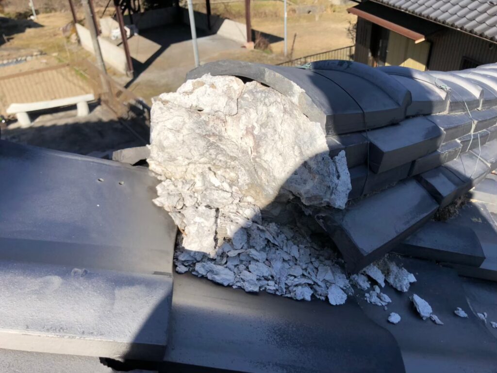 漆喰の崩れで隙間が生じた瓦屋根の補修が必要な状態