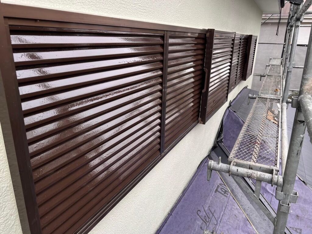 外壁塗装工事の現場で実際に撮影した外壁塗装後の雨戸と破風の仕上がり写真