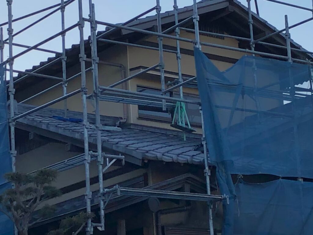 雨樋修繕工事の現場で実際に撮影した仮設足場設置の作業写真