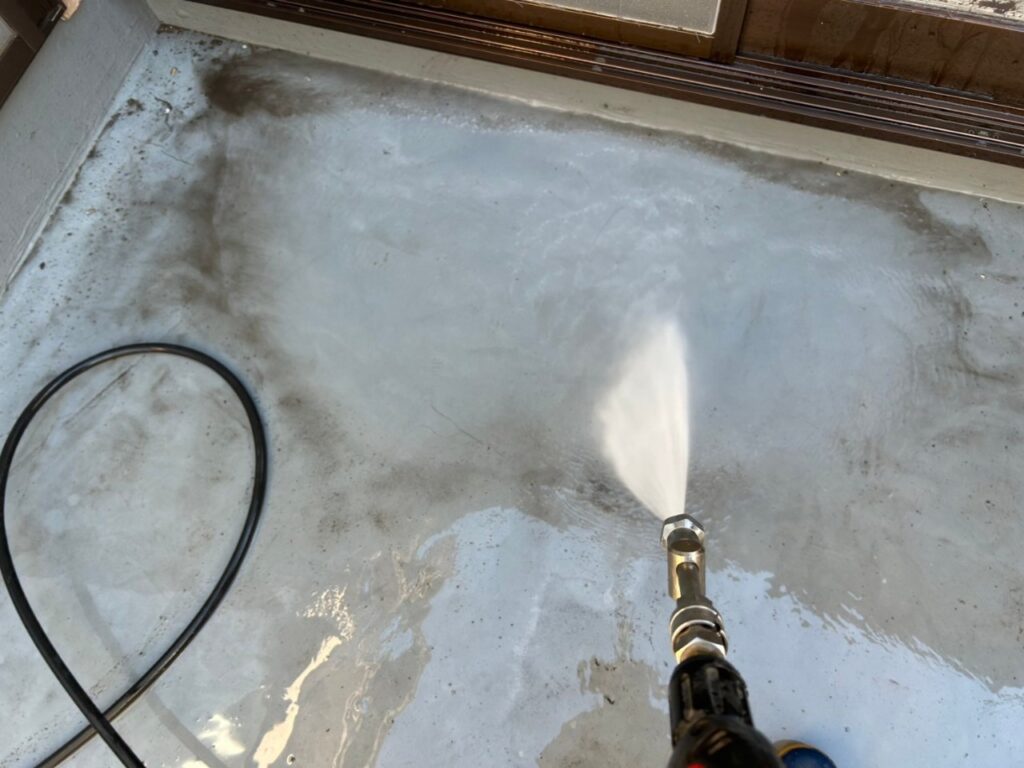 ベランダ防水工事の現場で実際に撮影した高圧洗浄の作業写真