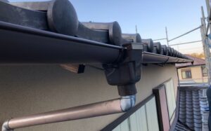 【君津市の施工事例】雨樋修繕工事で排水不良を改善｜足場設置から支持金具交換まで丁寧に対応