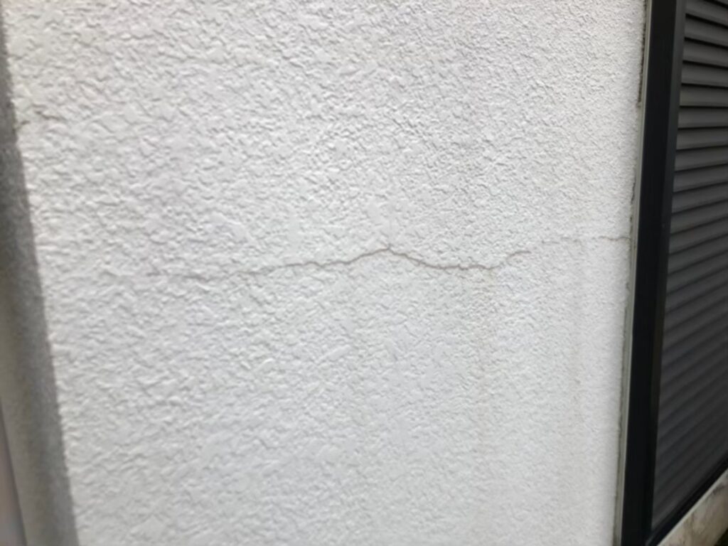 大きなひび割れが生じ雨水が侵入しやすい外壁の劣化状態