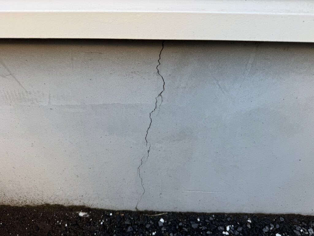 地震の影響でひび割れが広がった住宅基礎の劣化状態