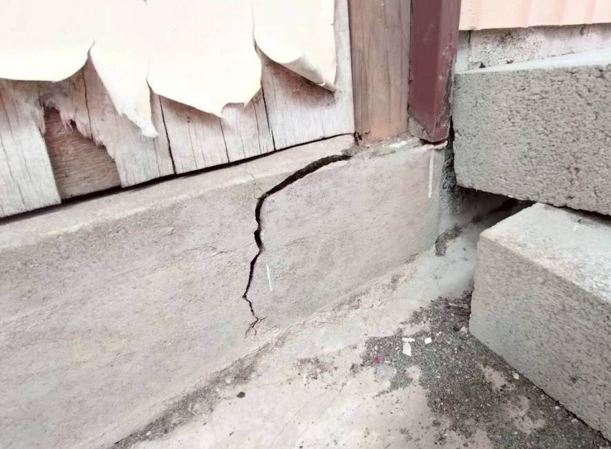 地震の影響でひび割れが広がった住宅基礎の劣化状態