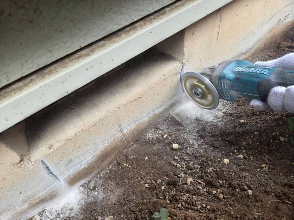土台基礎修繕工事の現場で実際に撮影したクラック部Vカット工法の作業写真