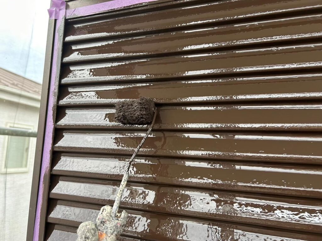 外壁塗装工事の現場で実際に撮影した雨戸塗装の作業写真