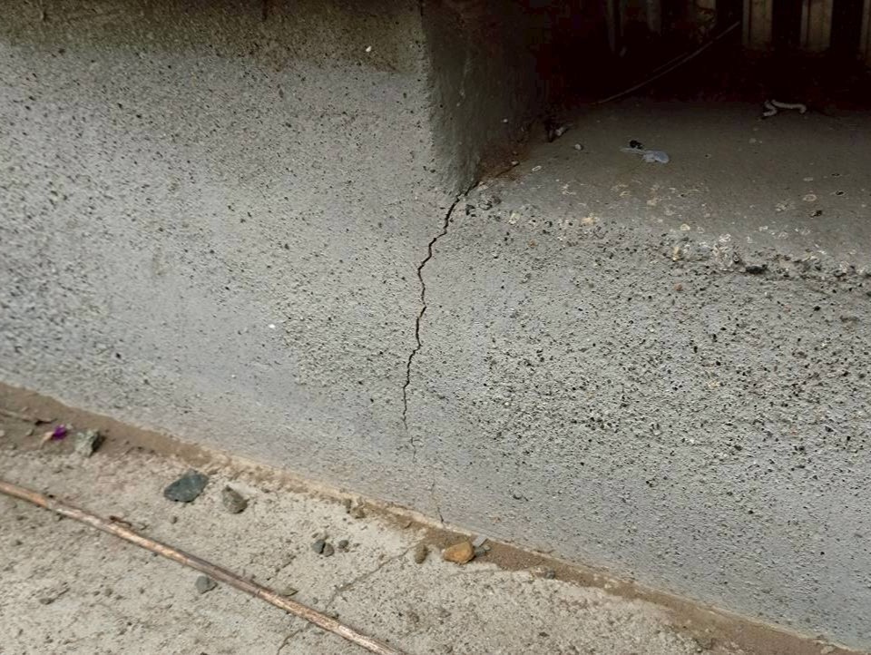 地震の影響でひび割れが広がった住宅基礎の劣化状態