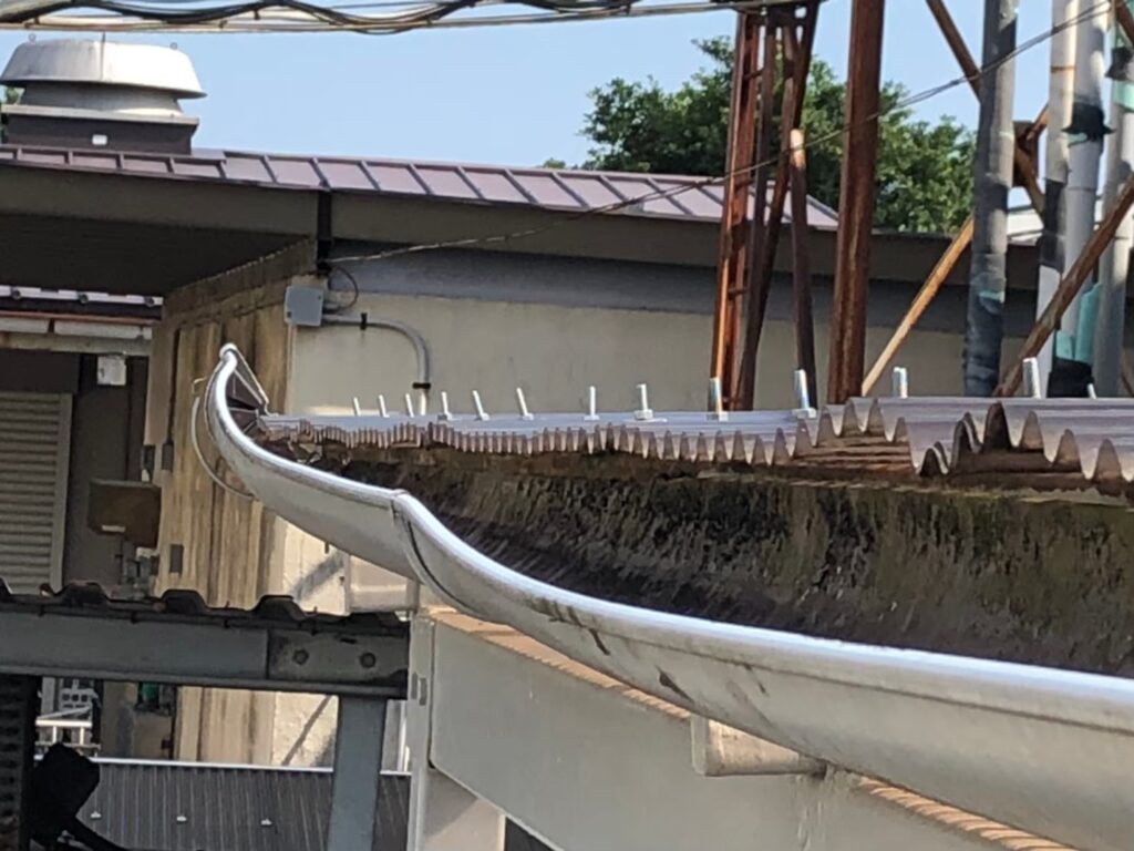 強風で大きく歪んだ雨樋と修理が必要な破損箇所