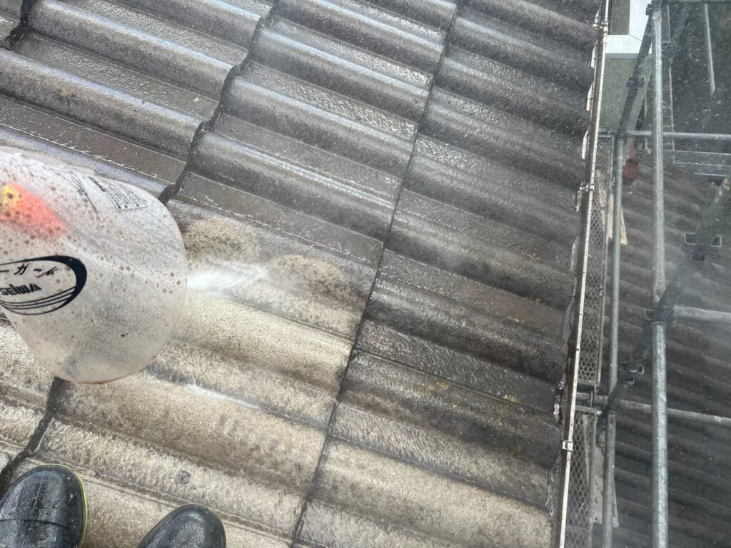 屋根塗装工事の現場で実際に撮影した屋根高圧洗浄の作業写真