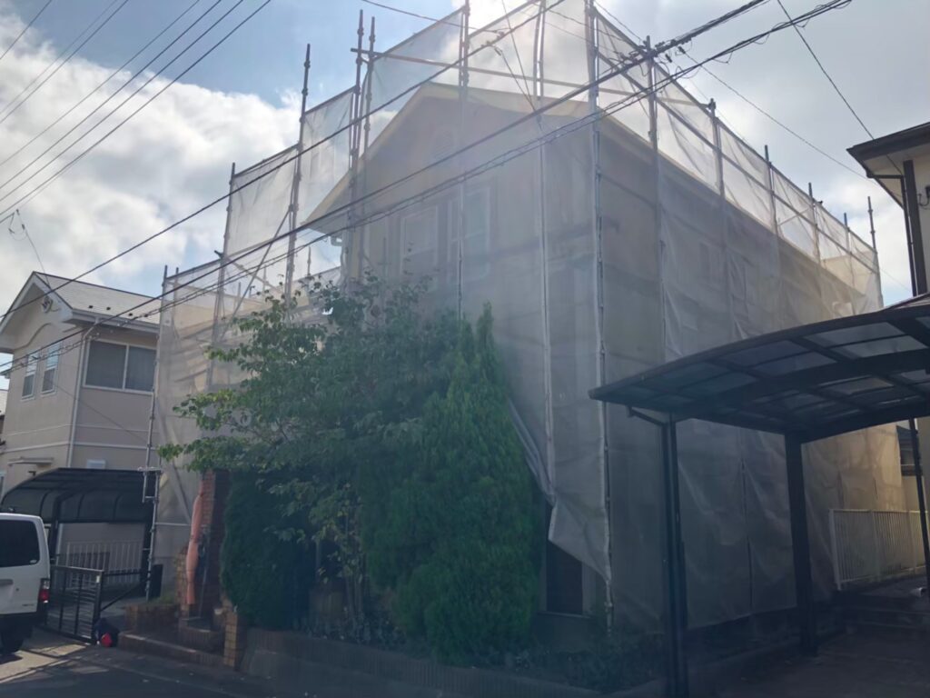 棟板金修繕工事の現場で実際に撮影した仮設足場設置の作業写真